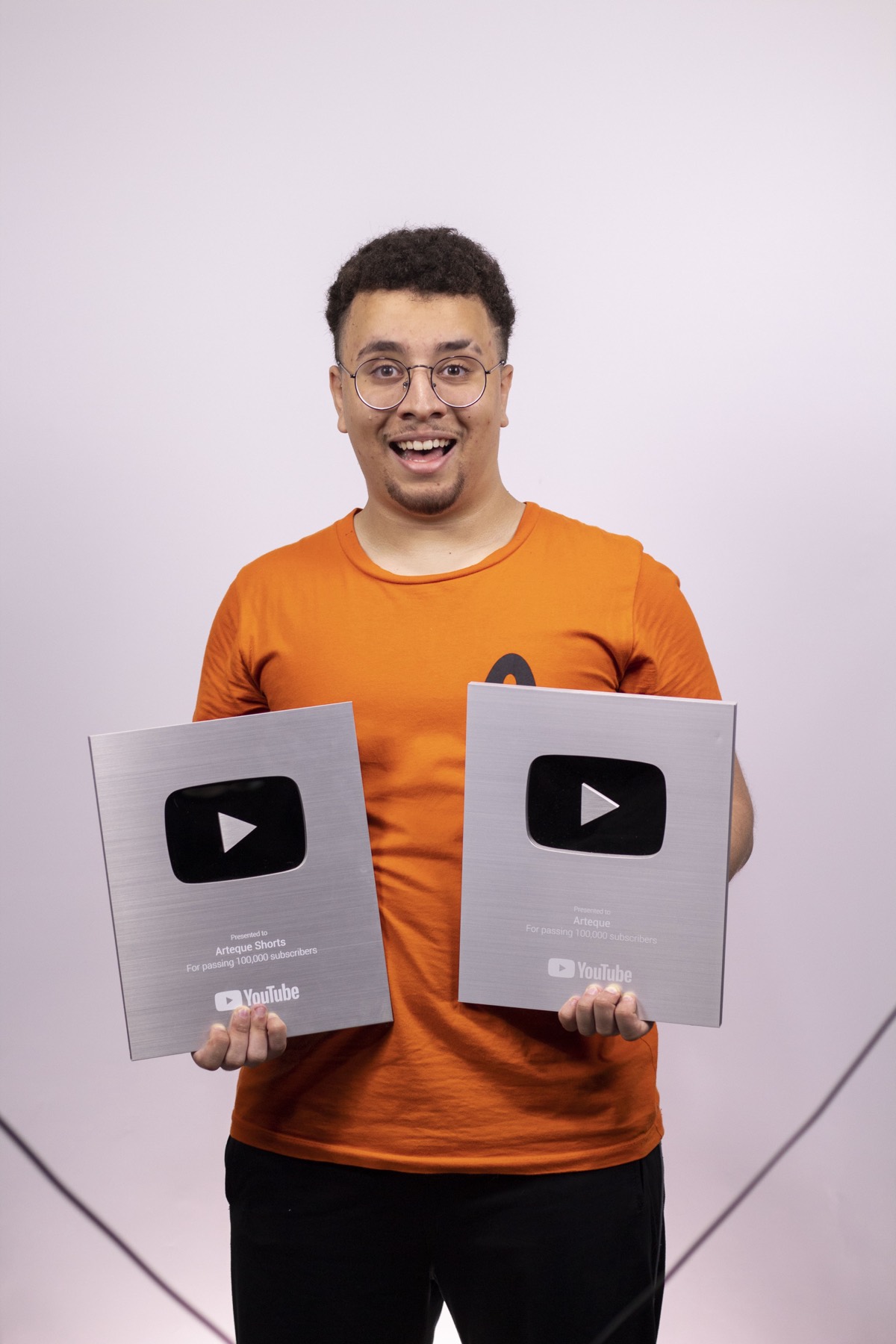 Paulo Arteque com a placa de 1 milhão de inscritos do YouTube